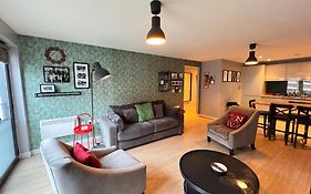 Centrally Located Apartment In Duke Street- Free Parking- Two Bathrooms